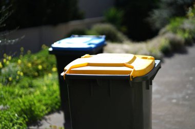 Geri dönüşüm kutusu dışarıda duruyor. Avustralya, Melbourne. - Evet. Yüksek kalite fotoğraf