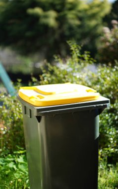 Geri dönüşüm kutusu dışarıda duruyor. Avustralya, Melbourne. - Evet. Yüksek kalite fotoğraf