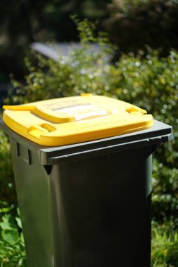 Geri dönüşüm kutusu dışarıda duruyor. Avustralya, Melbourne. - Evet. Yüksek kalite fotoğraf