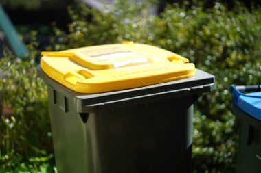 Geri dönüşüm kutusu dışarıda duruyor. Avustralya, Melbourne. - Evet. Yüksek kalite fotoğraf