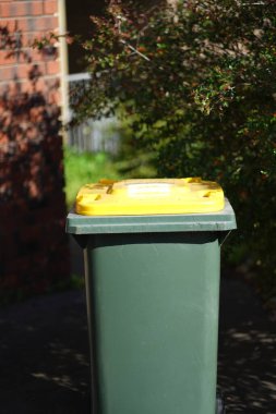 Geri dönüşüm kutusu dışarıda duruyor. Avustralya, Melbourne. - Evet. Yüksek kalite fotoğraf