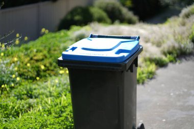 Geri dönüşüm kutusu dışarıda duruyor. Avustralya, Melbourne. - Evet. Yüksek kalite fotoğraf