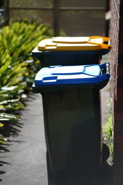 Geri dönüşüm kutusu dışarıda duruyor. Avustralya, Melbourne. - Evet. Yüksek kalite fotoğraf