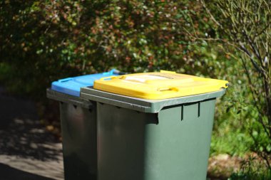 Geri dönüşüm kutusu dışarıda duruyor. Avustralya, Melbourne. - Evet. Yüksek kalite fotoğraf