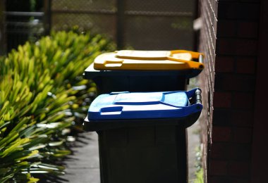 Geri dönüşüm kutusu dışarıda duruyor. Avustralya, Melbourne. - Evet. Yüksek kalite fotoğraf