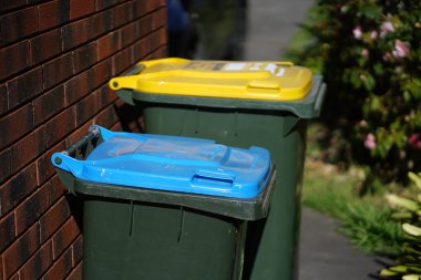 Geri dönüşüm kutusu dışarıda duruyor. Avustralya, Melbourne. - Evet. Yüksek kalite fotoğraf