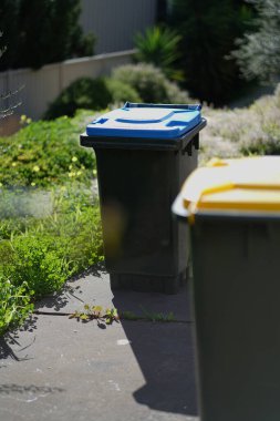 Geri dönüşüm kutusu dışarıda duruyor. Avustralya, Melbourne. - Evet. Yüksek kalite fotoğraf