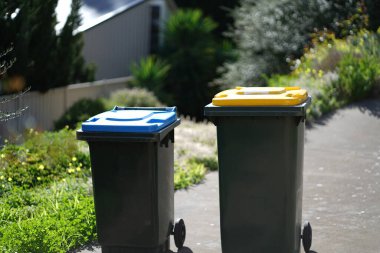 Geri dönüşüm kutusu dışarıda duruyor. Avustralya, Melbourne. - Evet. Yüksek kalite fotoğraf