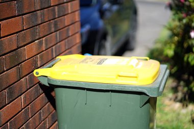 Geri dönüşüm kutusu dışarıda duruyor. Avustralya, Melbourne. - Evet. Yüksek kalite fotoğraf