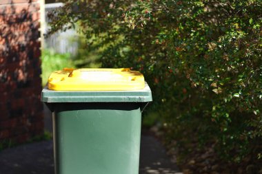 Geri dönüşüm kutusu dışarıda duruyor. Avustralya, Melbourne. - Evet. Yüksek kalite fotoğraf