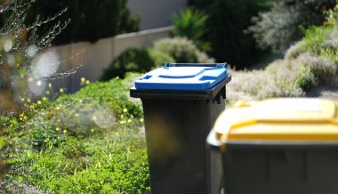 Geri dönüşüm kutusu dışarıda duruyor. Avustralya, Melbourne. - Evet. Yüksek kalite fotoğraf