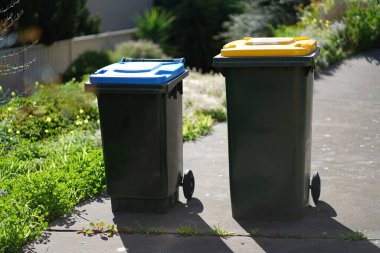 Geri dönüşüm kutusu dışarıda duruyor. Avustralya, Melbourne. - Evet. Yüksek kalite fotoğraf