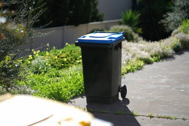 Geri dönüşüm kutusu dışarıda duruyor. Avustralya, Melbourne. - Evet. Yüksek kalite fotoğraf