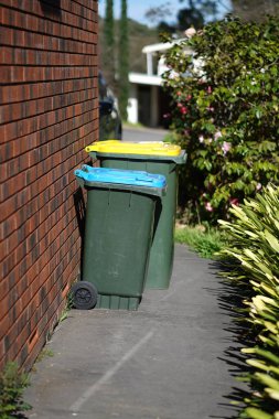 Geri dönüşüm kutusu dışarıda duruyor. Avustralya, Melbourne. - Evet. Yüksek kalite fotoğraf