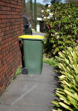 Geri dönüşüm kutusu dışarıda duruyor. Avustralya, Melbourne. - Evet. Yüksek kalite fotoğraf