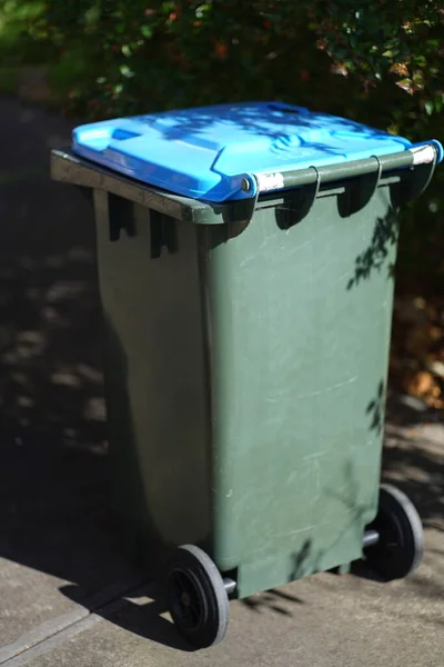Kosz Śmieci Stoi Zewnątrz Australia Melbourne Tak Wysokiej Jakości Zdjęcie — Zdjęcie stockowe