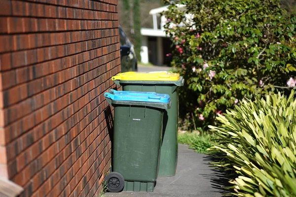 Geri dönüşüm kutusu dışarıda duruyor. Avustralya, Melbourne. - Evet. Yüksek kalite fotoğraf