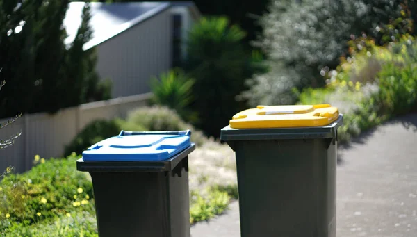 Geri dönüşüm kutusu dışarıda duruyor. Avustralya, Melbourne. - Evet. Yüksek kalite fotoğraf