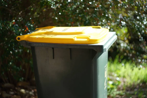 Kosz Śmieci Stoi Zewnątrz Australia Melbourne Tak Wysokiej Jakości Zdjęcie — Zdjęcie stockowe