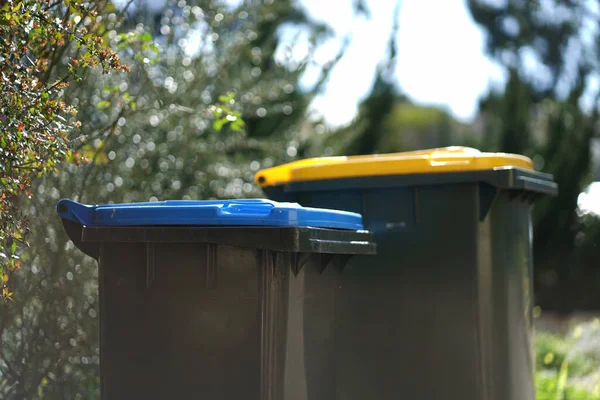 Geri dönüşüm kutusu dışarıda duruyor. Avustralya, Melbourne. - Evet. Yüksek kalite fotoğraf