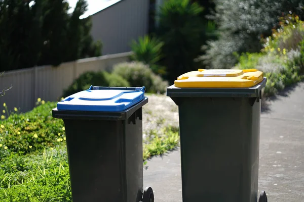 Geri dönüşüm kutusu dışarıda duruyor. Avustralya, Melbourne. - Evet. Yüksek kalite fotoğraf