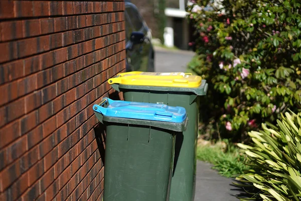 Geri dönüşüm kutusu dışarıda duruyor. Avustralya, Melbourne. - Evet. Yüksek kalite fotoğraf