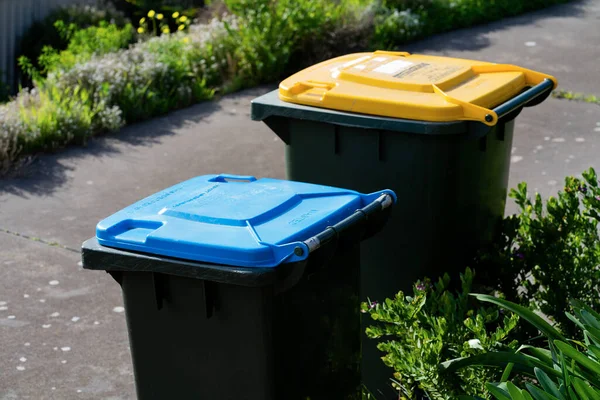 Avustralya 'nın banliyösündeki arka bahçeye yerel konseyin sağladığı çöp bidonları. Yüksek kalite fotoğraf