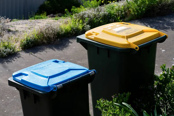 Avustralya 'nın banliyösündeki arka bahçeye yerel konseyin sağladığı çöp bidonları. Yüksek kalite fotoğraf