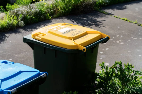 Avustralya 'nın banliyösündeki arka bahçeye yerel konseyin sağladığı çöp bidonları. Yüksek kalite fotoğraf