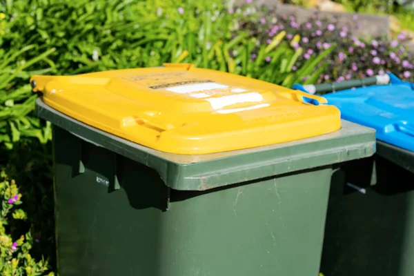 Avustralya 'nın banliyösündeki arka bahçeye yerel konseyin sağladığı çöp bidonları. Yüksek kalite fotoğraf