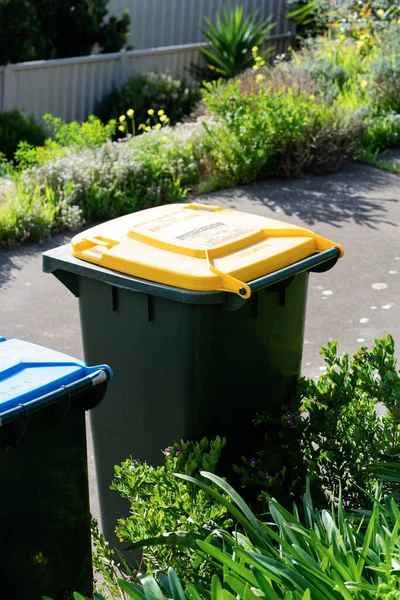 Avustralya 'nın banliyösündeki arka bahçeye yerel konseyin sağladığı çöp bidonları. Yüksek kalite fotoğraf