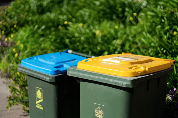 Avustralya 'nın banliyösündeki arka bahçeye yerel konseyin sağladığı çöp bidonları. Yüksek kalite fotoğraf