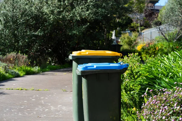 Avustralya 'nın banliyösündeki arka bahçeye yerel konseyin sağladığı çöp bidonları. Yüksek kalite fotoğraf