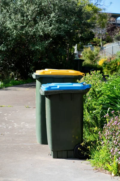 Avustralya 'nın banliyösündeki arka bahçeye yerel konseyin sağladığı çöp bidonları. Yüksek kalite fotoğraf