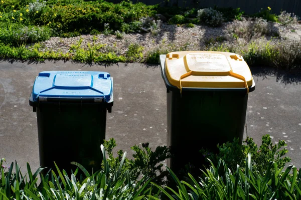 Avustralya 'nın banliyösündeki arka bahçeye yerel konseyin sağladığı çöp bidonları. Yüksek kalite fotoğraf