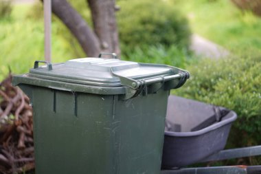 Avustralya 'nın banliyösündeki arka bahçeye yerel konseyin sağladığı çöp bidonları. Yüksek kalite fotoğraf