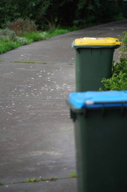 Avustralya 'nın banliyösündeki arka bahçeye yerel konseyin sağladığı çöp bidonları. Yüksek kalite fotoğraf