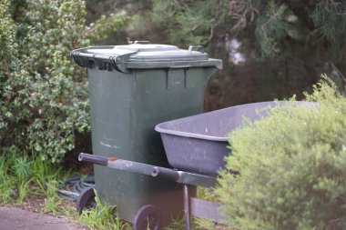 Avustralya 'nın banliyösündeki arka bahçeye yerel konseyin sağladığı çöp bidonları. Yüksek kalite fotoğraf