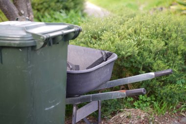 Avustralya 'nın banliyösündeki arka bahçeye yerel konseyin sağladığı çöp bidonları. Yüksek kalite fotoğraf