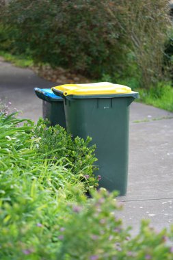 Avustralya 'nın banliyösündeki arka bahçeye yerel konseyin sağladığı çöp bidonları. Yüksek kalite fotoğraf
