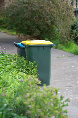 Avustralya 'nın banliyösündeki arka bahçeye yerel konseyin sağladığı çöp bidonları. Yüksek kalite fotoğraf