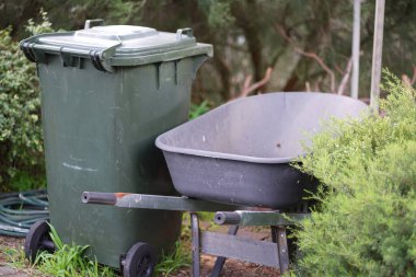 Avustralya 'nın banliyösündeki arka bahçeye yerel konseyin sağladığı çöp bidonları. Yüksek kalite fotoğraf