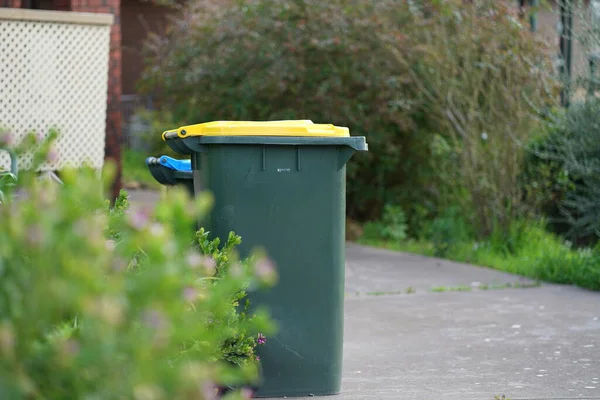 Avustralya 'nın banliyösündeki arka bahçeye yerel konseyin sağladığı çöp bidonları. Yüksek kalite fotoğraf