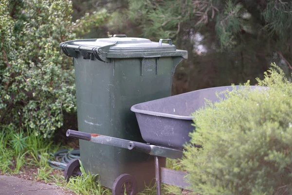 Avustralya 'nın banliyösündeki arka bahçeye yerel konseyin sağladığı çöp bidonları. Yüksek kalite fotoğraf
