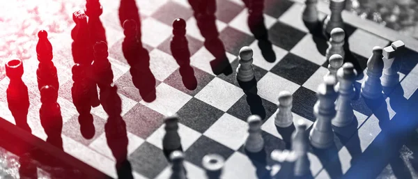 Две Шахматные Команды Одна Перед Другой Шахматной Доске Изолированный Белом — стоковое фото