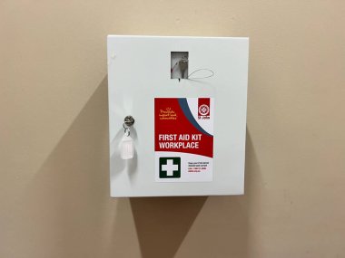 İş yerindeki ilk yardım çantası. Yüksek kalite fotoğraf