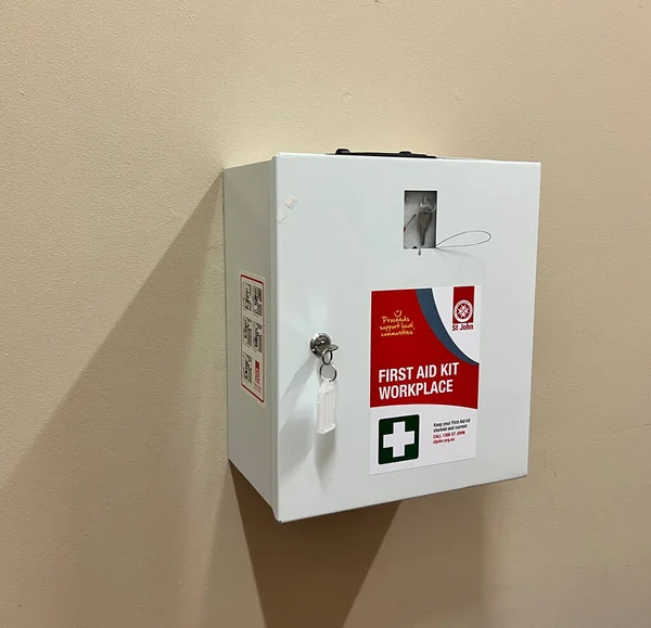 İş yerindeki ilk yardım çantası. Yüksek kalite fotoğraf