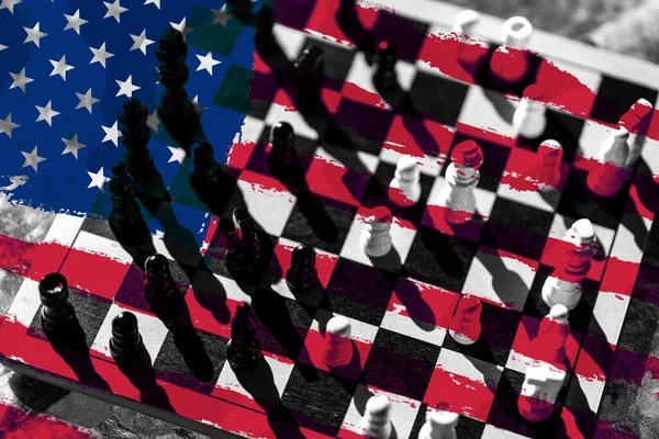Satranç tahtasındaki satranç takımlarındaki Amerikan bayrağı. Yüksek kalite fotoğraf