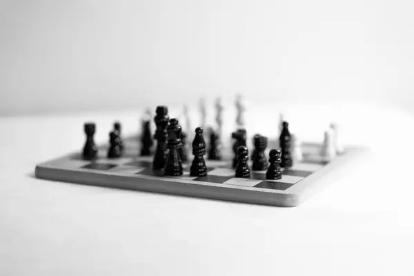 Две Шахматные Команды Одна Перед Другой Шахматной Доске Белый Фон — стоковое фото