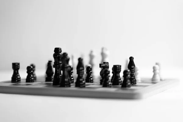 Auf Dem Schachbrett Stehen Sich Zwei Schachmannschaften Gegenüber Weißer Hintergrund — Stockfoto